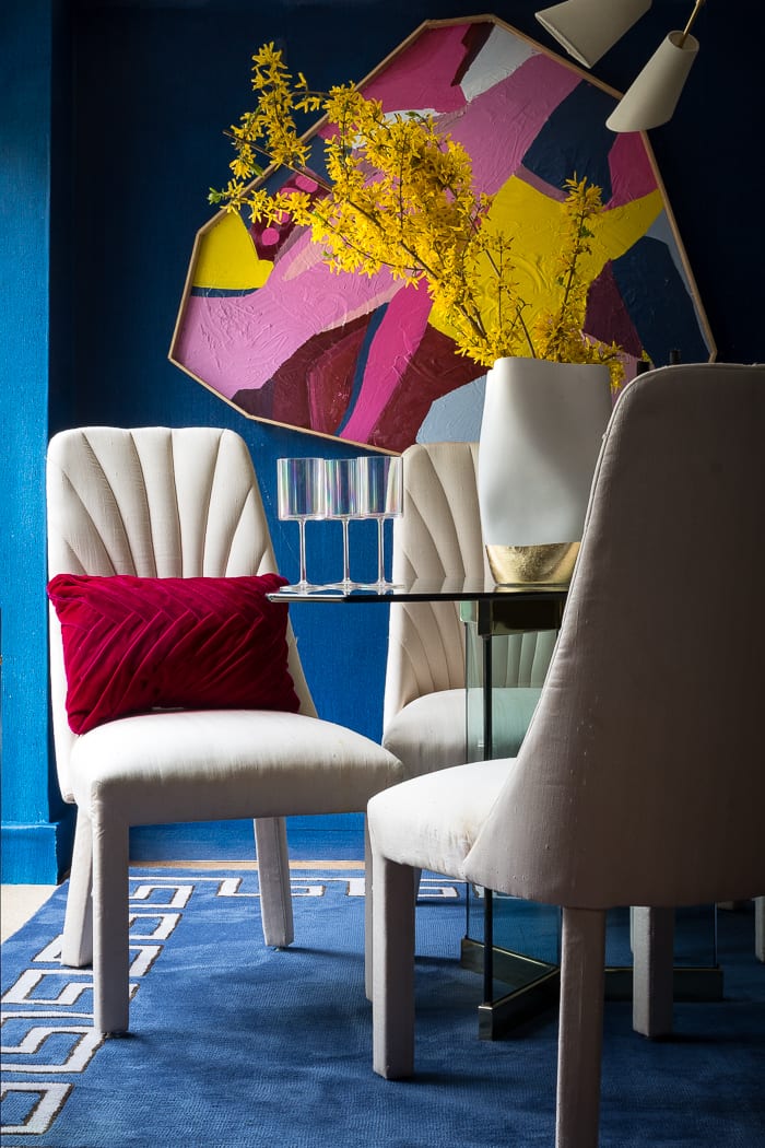 Can you believe this chic art was DIY? I love the navy blue walls and mash up of red and pink
