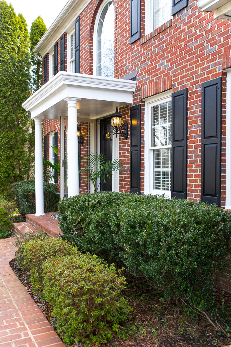 Brick colonial home, It's a colorful life, blog hop, spring home tour, jewel marlowe, jeweled interiors, colorful home decor, bedrooms, living room, dining room, lighting, wallpaper, metrie moulding, 