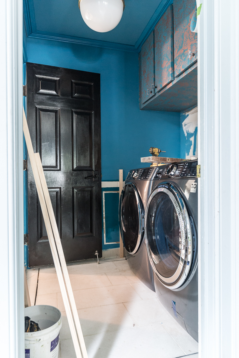 You have to see the updates to this laundry room |emtek, door knobs, lever door knob, graham and brown wallpaper, the container store, small laundry room ideas, teal, wallpaper, laundry basket, metallic wallpaper.